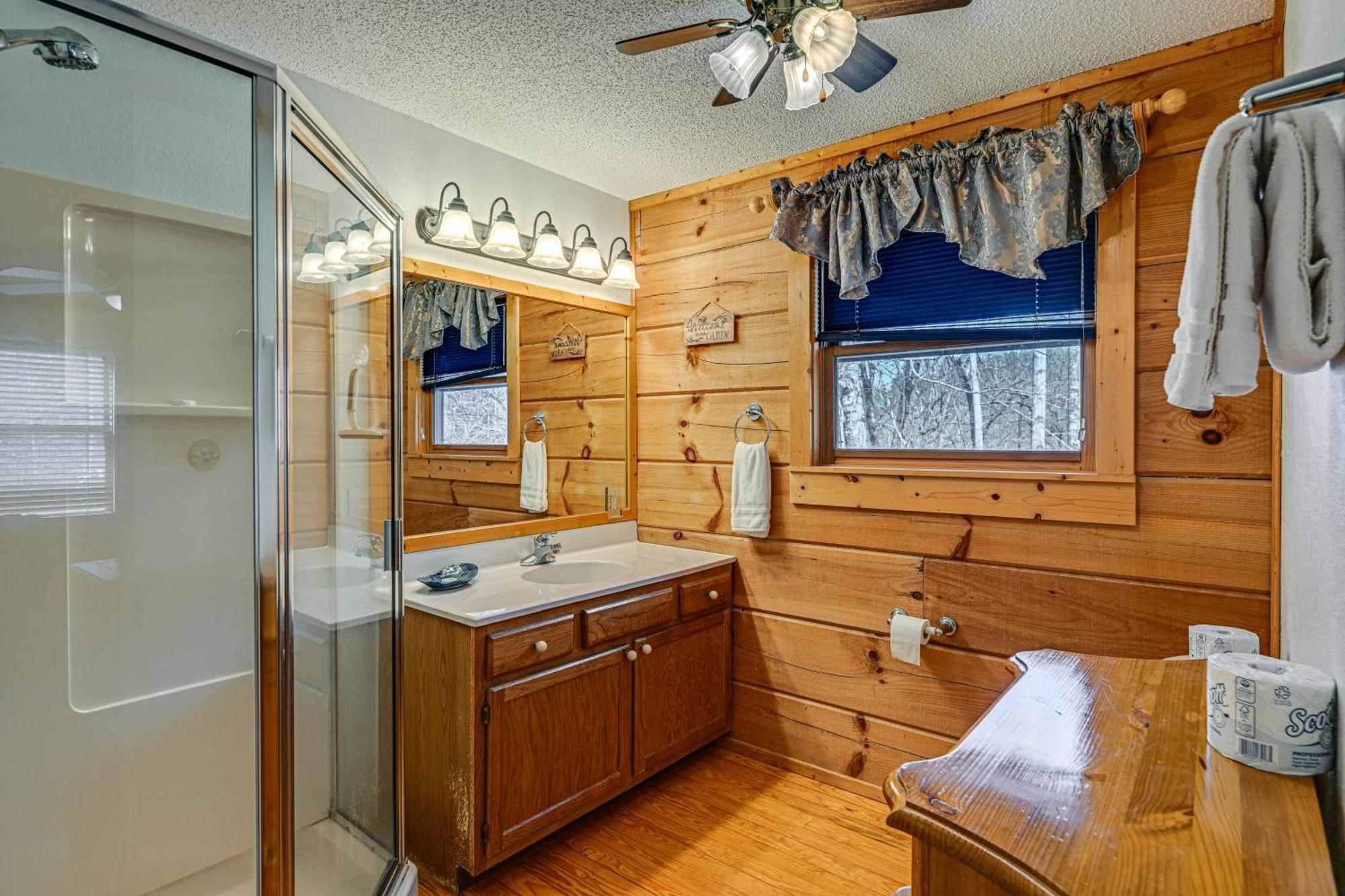 Bryson With Hot Tub, Views And Pool Table! Holiday home